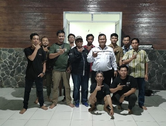 Briefing Tim di Ruang Meeting - Sinergi dan Strategi