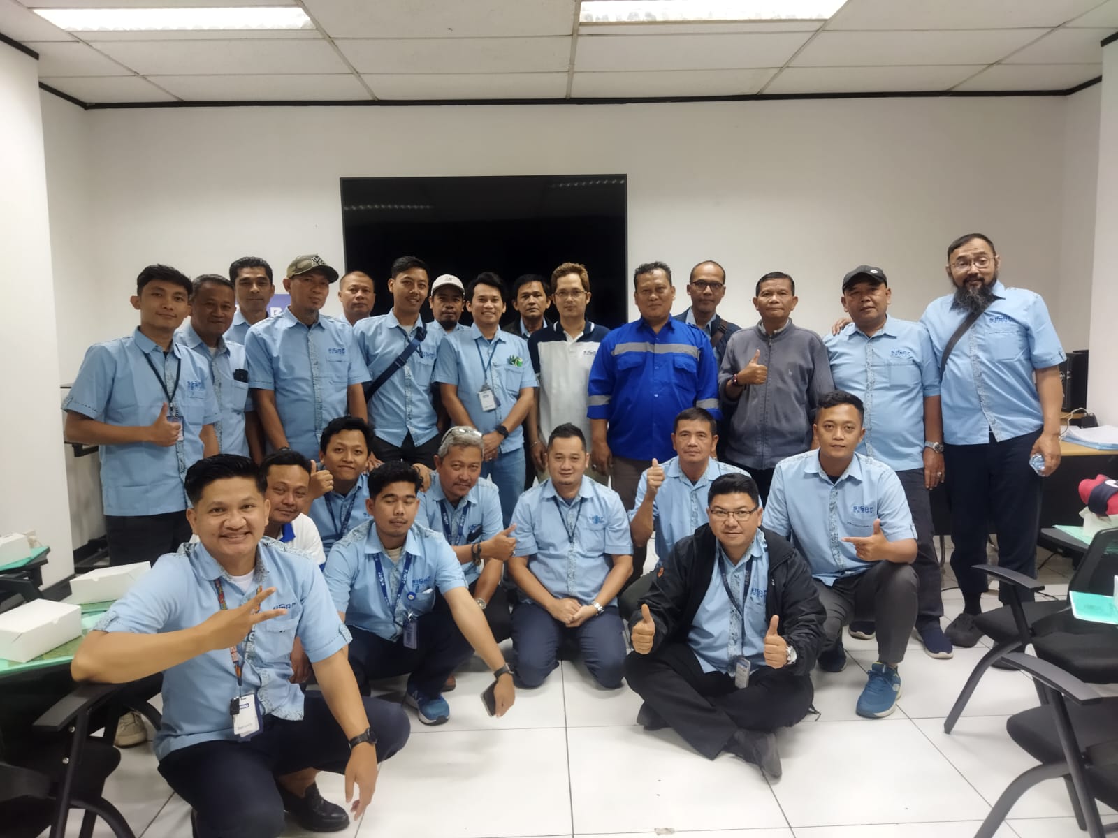 Foto Bersama Peserta Pelatihan di Ruang Kantor